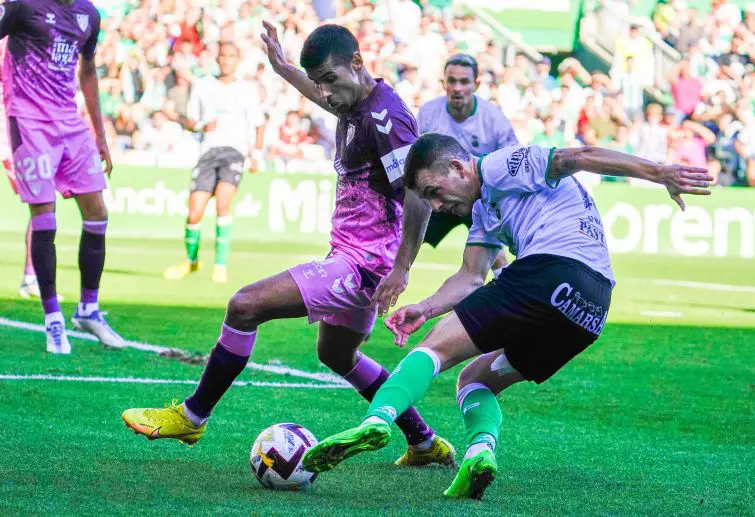 &Iacute;&ntilde;igo Vicene, a punto de dejar atr&aacute;s a su defensor. / LA LIGA