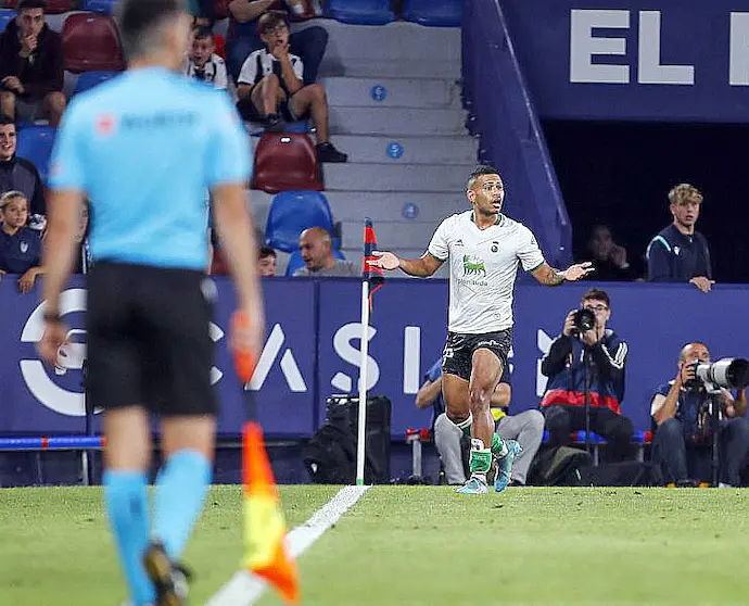 Juergen, cuando ve que el &aacute;rbitro le ense&ntilde;a la roja. / LA LIGA