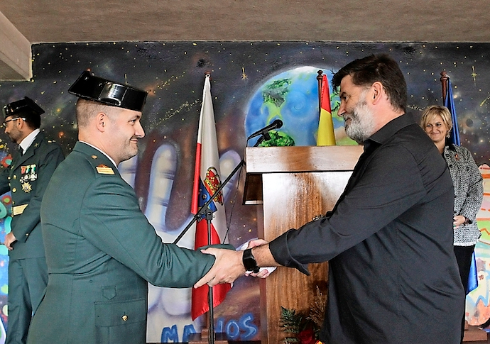 El reci&eacute;n expulsado del PRC, Hector Lav&iacute;n entrega una conmemoraci&oacute;n.