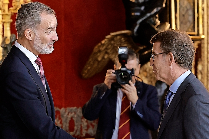 Los Reyes saludan al presidente del PP, Alberto N&uacute;&ntilde;ez Feij&oacute;o, en la recepci&oacute;n del Palacio Real.EFE