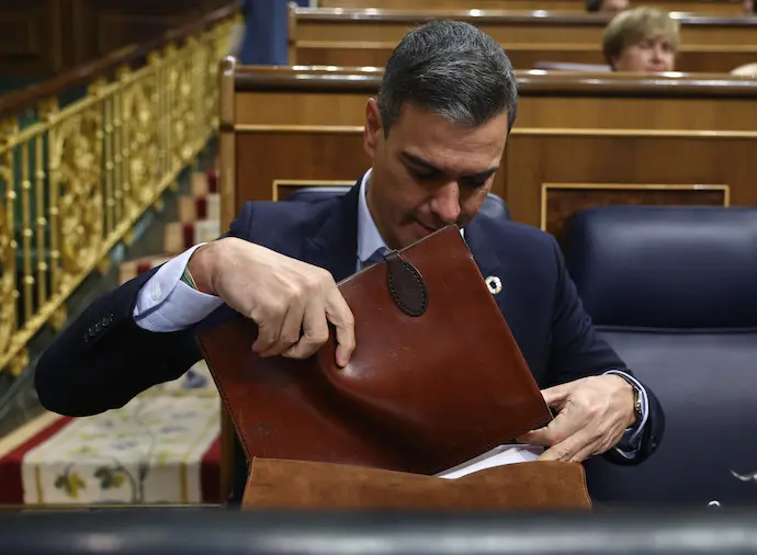 El presidente del Gobierno, Pedro S&aacute;nchez, durante una sesi&oacute;n plenaria en el Congreso de los Diputados, a 13 de octubre de 2022, en Madrid (Espa&ntilde;a). El presidente del Gobierno acude al Congreso para informar sobre la cumbre europea celebrada en Praga la semana pasada y las medidas del Gobierno para afrontar la crisis derivada de la guerra de Ucrania. Adem&aacute;s durante el pleno se dar&aacute; cuenta sobre los avances en la negociaci&oacute;n del Midcat, las ayudas sociales, el plan de contingencia energ&eacute;tica y las l&iacute;neas generales de los Presupuestos Generales del Estado (PGE).
13 OCTUBRE 2022;CONGRESO;MEDIDAS;ANTICRISIS;CUMBRE EUROPEA
Eduardo Parra / Europa Press
13/10/2022