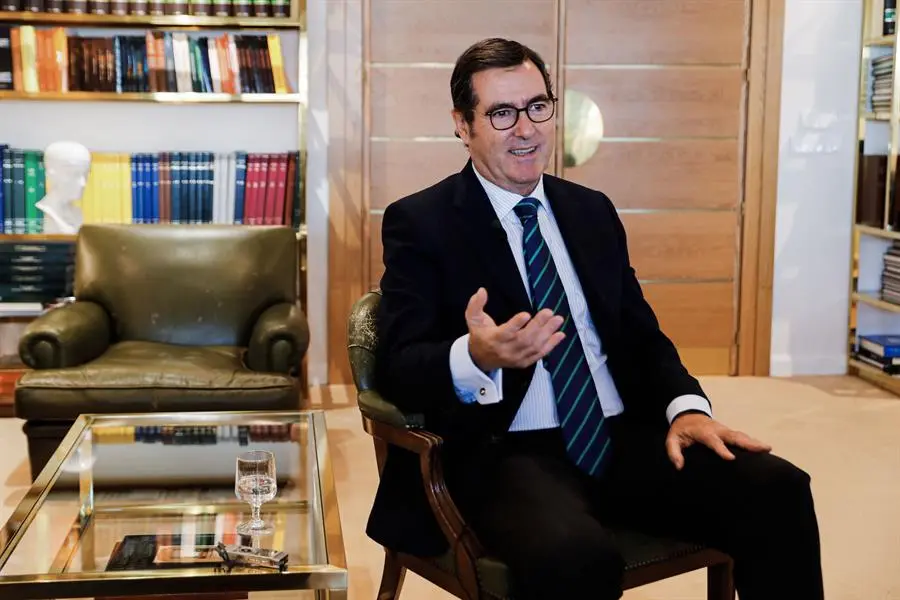El presidente de la patronal CEOE, Antonio Garamendi, rechaza negociar "ni ahora ni nunca" un acuerdo con cl&aacute;usulas que vinculen directamente salarios a la inflaci&oacute;n e insiste en que esos mecanismos son una "trampa" que da&ntilde;a la competitividad empresarial y el empleo ha asegurado este s&aacute;bado en una entrevista con la Agencia EFE. EFE/ Luis Mill&aacute;n