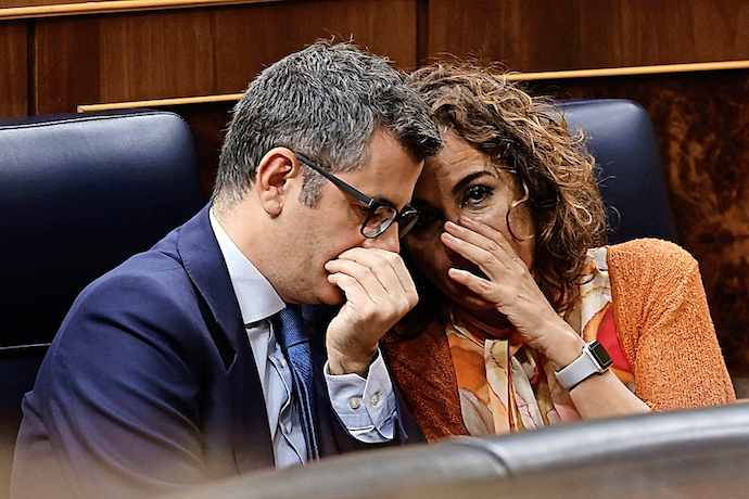MADRID, 13/10/2022.- Los ministros Presidencia, F??lix Bola??os y de Hacienda, Mar??a Jes??s Montero, conversan durante el pleno del Congreso donde comparece el presidente para informar de las medidas econ??micas y sociales adoptadas ante la crisis provocada por la guerra en Ucrania y para dar cuenta de la reuni??n del ??ltimo Consejo Europeo. EFE/ Javier Liz??n
