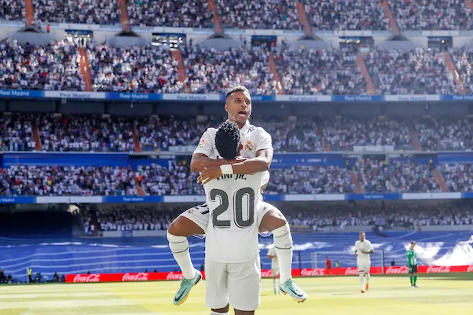 Vinicius sujeta a Rodrygo tras su gol.Pablo Garcia AP