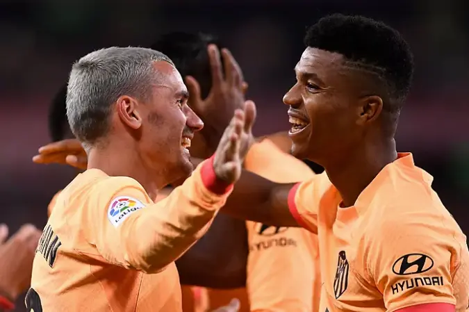 Griezmann y Reinildo celebran el gol del Atl&eacute;tico.ANDER GILLENEAAFP