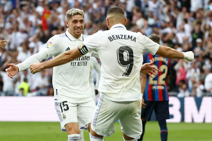 El delantero del Real Madrid Karim Benzema (d) celebra con su compa&ntilde;ero Fede Valverde (i) tras marcar el 1-0 durante el partido de la novena jornada de Liga en el estadio Santiago Bernab&eacute;u de Madrid. EFE/ Rodrigo Jim&eacute;nez