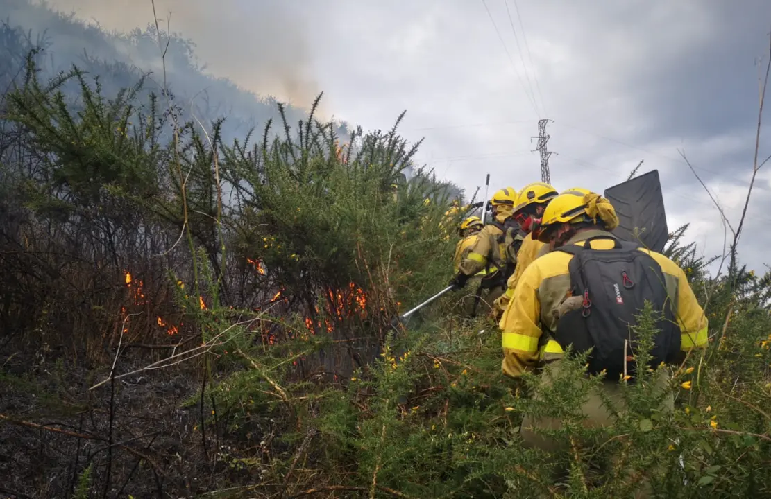 El equipo de Briff de Asturias hoy durante el incendio.