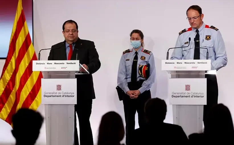 El conseller de Interior, Joan Ignasi Elena (izda.), junto al mayor de los Mossos, Josep Maria Estela, en diciembre de 2021.Toni AlbirEFE