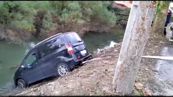 Los bomberos durante el rescate del veh&iacute;culo.