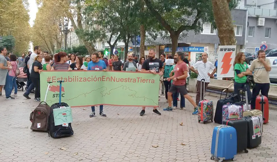 Los docentes manifestandose frente a la Consejer&iacute;a de Educaci&oacute;n de Cantabria. / ALERTA