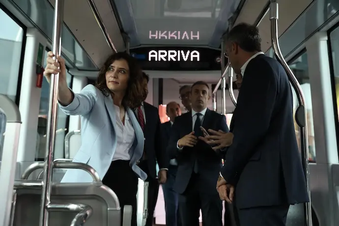 La presidenta de la Comunidad de Madrid, Isabel D&iacute;az Ayuso (1i), en el interior del Bus de Uso Prioritario (BuP) de alta capacidad con preferencia semaf&oacute;rica en las intersecciones, en la sede del Metro de Madrid, a 18 de octubre de 2022, en Madrid (Espa&ntilde;a). La Comunidad de Madrid estrena el sistema de Bus de Uso Prioritario (BuP) de alta capacidad con preferencia semaf&oacute;rica en las intersecciones para conectar los nuevos desarrollos urban&iacute;sticos del sureste de la capital -El Ca&ntilde;averal, Los Cerros, Los Ahijones, Los Berrocales, PAU de Vallecas y Valdecarros. El BuP es un modelo de transporte p&uacute;blico que circular&aacute; en paralelo a las carreteras M-45 y M-50 con paradas que tendr&aacute;n una distancia entre 300 y 500 metros, en terrenos donde la geolog&iacute;a y la geotecnia no hace aconsejable la ejecuci&oacute;n de un metro pesado subterr&aacute;neo. Tiene caracter&iacute;sticas similares a las de Metro Ligero, con una frecuencia de paso de entre 3 a 10 minutos y una velocidad de entre 15 y 30 km/h.
18 OCTUBRE 2022;MADRID;BUS USO PRIORITARIO;PREFERENCIA SEMAF&Oacute;RICA;INTERSECCIONES
Isabel Infantes / Europa Press
18/10/2022