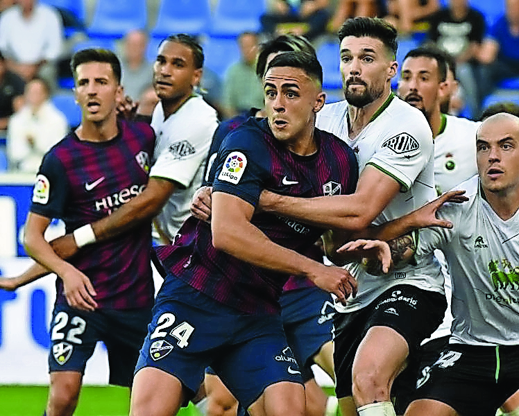 Eneko Satr&uacute;stegui, defendiendo un bal&oacute;n parado el pasado s&aacute;bado en Huesca. / LA LIGA