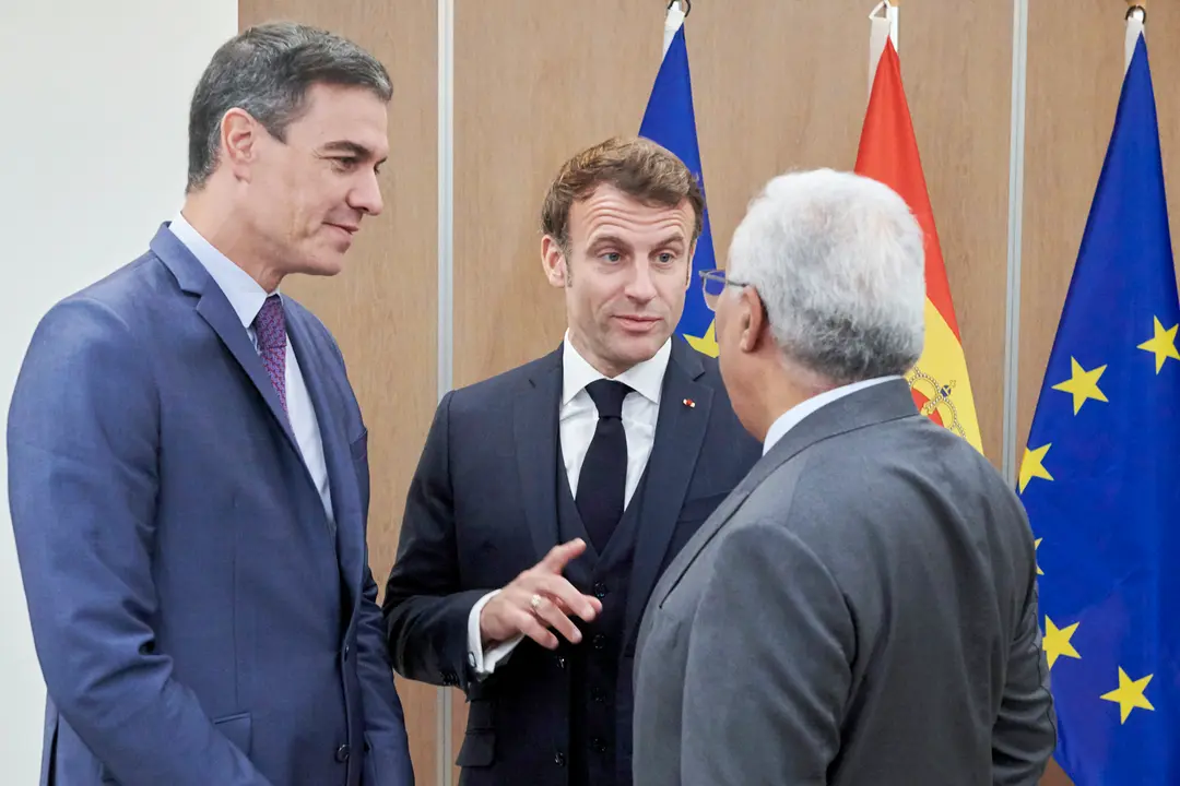 BRUSELAS (B&Eacute;LGICA), 20/10/2022.- El jefe del Gobierno espa&ntilde;ol, Pedro S&aacute;nchez (i), el presidente galo, Emmanuel Macron (c), y el primer ministro portugu&eacute;s, Ant&oacute;nio Costa, conversan al inicio de su encuentro, este jueves en Bruselas, para intentar convencer a Macron de que apoye la construcci&oacute;n del MidCat, la interconexi&oacute;n energ&eacute;tica a trav&eacute;s de los Pirineos. EFE/ Horst Wagner
