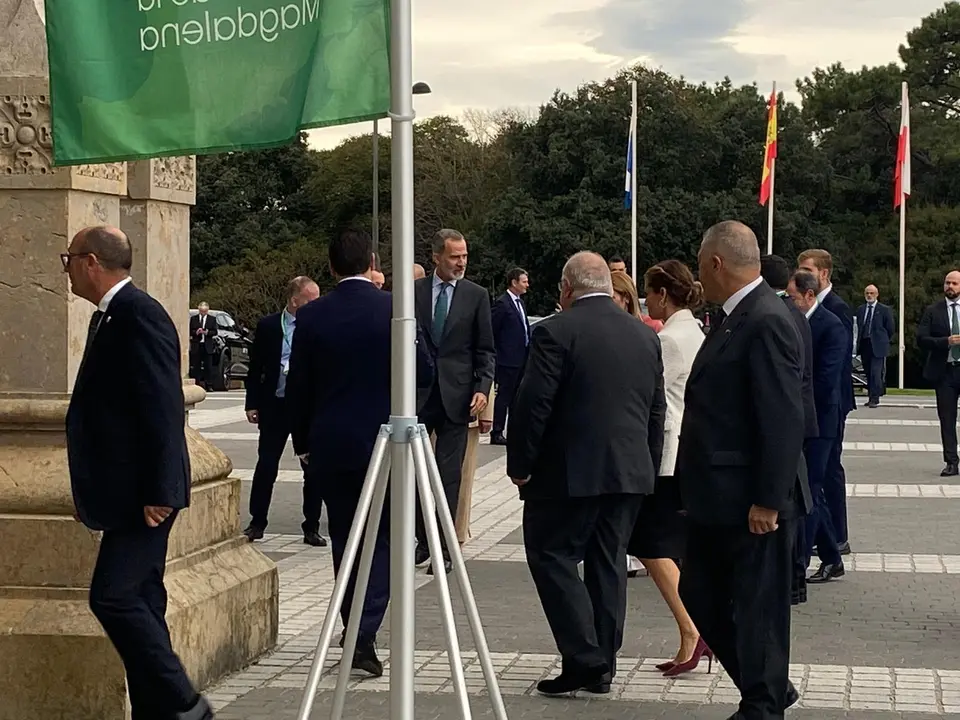 El rey Felipe VI a su llegada al Palacio de la Magdalena. / ALERTA