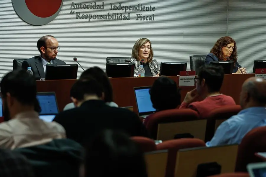 La presidenta de la Autoridad Independiente de Responsabilidad Fiscal (AIReF), Cristina Herrero (c), acompa&ntilde;ada por el director de la Divisi&oacute;n de An&aacute;lisis Presupuestario, Ignacio Fern&aacute;ndez-Huertas Moraga, y por la directora de la Divisi&oacute;n de An&aacute;lisis Econ&oacute;mico, Esther Gordo Mora, presenta este martes en Madrid el informe sobre los Presupuestos Generales del Estado 2023. EFE/ Luis Mill&aacute;n