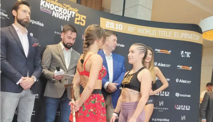 Cara a cara tras el pesaje entre Laura Gzryb, bastante m&aacute;s alta, y Marian Herrer&iacute;a.