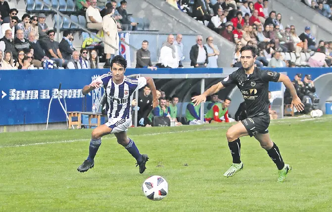 Un jugador de la Gimn&aacute;stica persigue el bal&oacute;n en un encuentro liguero. / N&eacute;stor Revuelta Zarzosa