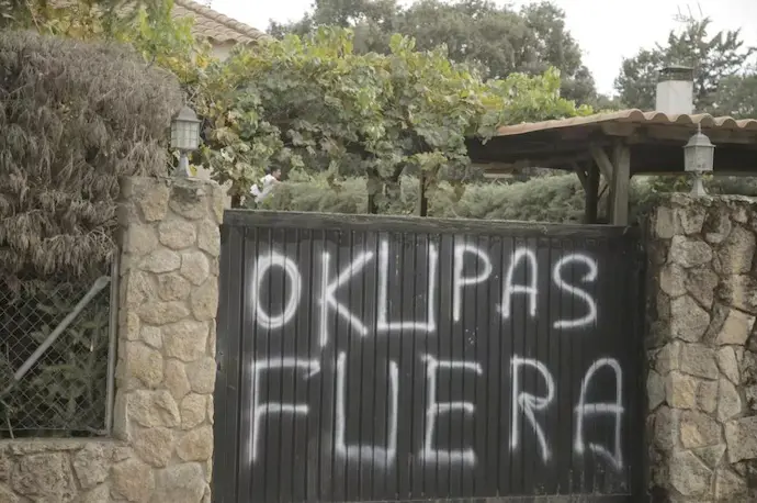 Una pintada contra los &lsquo;okupas&rsquo; de una casa. / Alerta