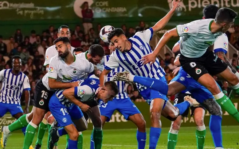 La intensidad en cada defensa y ataque a bal&oacute;n parado fue la t&oacute;nica general. / LA LIGA