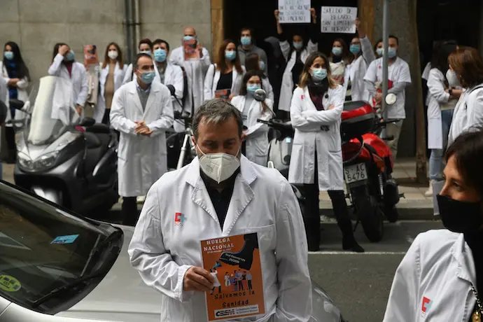271020 santander Los m&eacute;dicos de Cantabria est&aacute;n llamados a la huelga, que convoca este martes en toda Espa&ntilde;a el Sindicato M&eacute;dico para exigir la retirada del decreto del Ministerio de Sanidad que permite contratar a m&eacute;dicos sin titulo de especialista y a profesionales de fuera de la Uni&oacute;n Europea que no tengan su t&iacute;tulo homologado en Espa&ntilde;a, por lo que los representantes de los profesionales se concentran frente a la Consejer&iacute;a de Sanidad. Consejer&iacute;a de SanidadFoto nacho cubero
