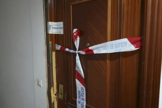 Vista de la vivienda donde se produjo el suceso en Benalm&aacute;dena (M&aacute;laga). EFE/Rafael Espa&ntilde;a