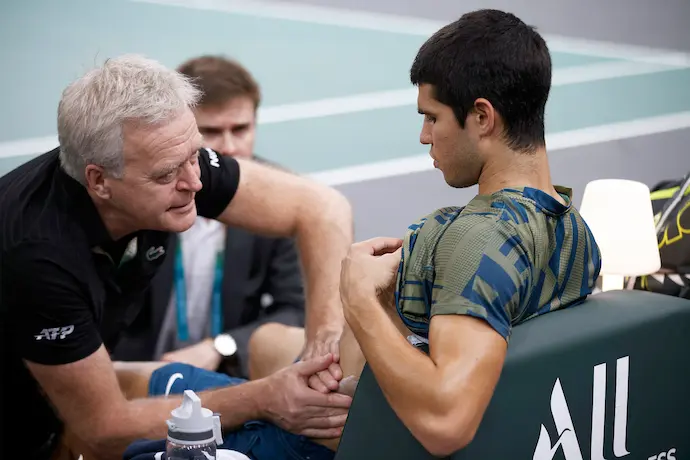 Paris (France), 04/11/2022.- Carlos Alcaraz of Spain receives medical treatment during his quarterfinal match against Holger Vitus Nodskov Rune of Denmark at the Rolex Paris Masters tennis tournament in Paris, France, 04 November 2022. (Tenis, Dinamarca, Francia, Espa&ntilde;a) EFE/EPA/YOAN VALAT
