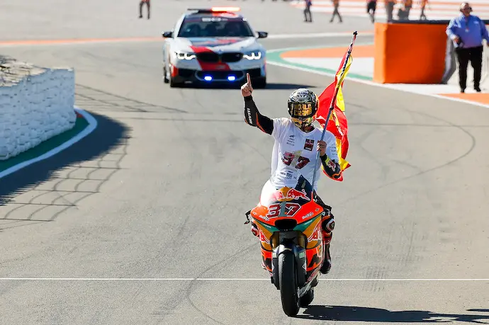 GRAFCVA9485. CHESTE (VALENCIA), 06/11/2022.-.-- El piloto de Moto 2 , Augusto Fernandez, se ha proclamado campe&oacute;n del mundo de la categor&iacute;a al entrar en segunda posici&oacute;n durante la carrera en el circuito Ricardo Tormo de Cheste (Valencia) donde se ha disputado la &uacute;ltima prueba del mundial.EFE/ Biel Ali&ntilde;o
