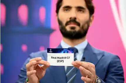Altintop saca el papel del Madrid. Laurent Gillieron AP