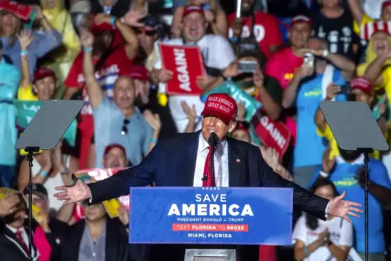 El expresidente estadounidense Donald Trump mientras pronuncia un discurso durante un mitin de apoyo al senador de Florida Marco Rubio, en Miami, Florida (EEUU). EFE/Cristobal Herrera-Ulashkevich