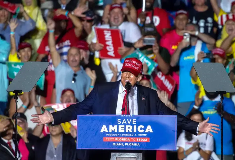 El expresidente estadounidense Donald Trump mientras pronuncia un discurso durante un mitin de apoyo al senador de Florida Marco Rubio, en Miami, Florida (EEUU). EFE/Cristobal Herrera-Ulashkevic