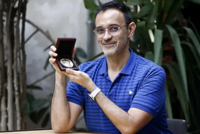 El m&eacute;dico costarricense Carlos Uma&ntilde;a