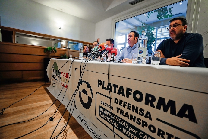 GETAFE (MADRID), 07/11/2022.- El presidente de la Plataforma Nacional para la Defensa del Transporte, Manuel Hern??ndez (2d), y Celso Jimenez Calder??n (3d), representante de la Asociaci??n del Sector Primario en Espa??a (ASEPRES), anuncian este lunes en una rueda de prensa en Getafe (Madrid) los resultados de las votaciones de las asambleas provinciales, que, con un 86 por ciento de los votos, han acordado secundar la iniciativa de convocar un nuevo paro indefinido desde la medianoche del domingo al lunes para protestar por el incumplimiento por parte de los cargadores de la ley de costes, que proh??be trabajar a p??rdidas. Esta organizaci??n de transportistas de mercanc??as por carretera -en su mayor??a, aut??nomos- ya organiz?? el pasado marzo un paro que se mantuvo durante 20 d??as y provoc?? problemas en las cadenas de suministro que afectaron a buena parte del territorio nacional. EFE/ Luis Mill??n
