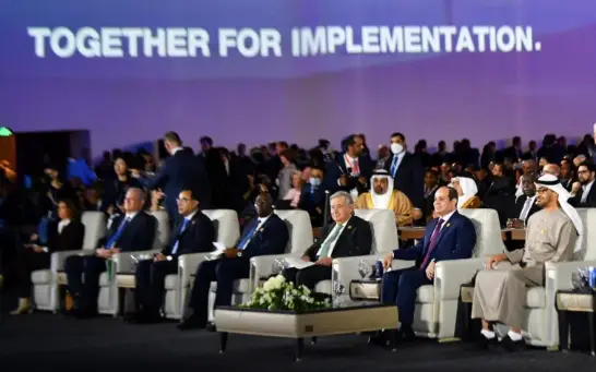 Imagen facilitada por la presidencia egipcia que muestra al presidente egipcio Abdel Fattah al-Sisi (2-d), al presidente de los Emiratos &Aacute;rabes Unidos, Sheikh Mohamed bin Zayed Al Nahyan (d) y al Secretario General de la ONU, Antonio Guterres (3-d) en la jornada inaugural de la COP27, en Sharm El-Sheikh, Egipto. EFE/EPA/Presidencia de Egipto
