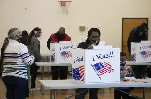Archivo - Votantes durante las elecciones presidenciales de noviembre de 2020 en EEUU - Joshua Boucher/TNS via