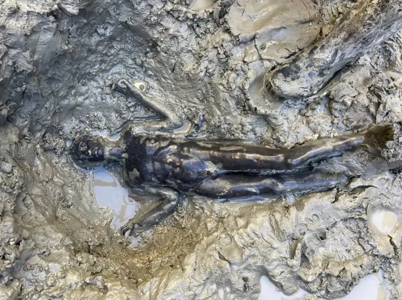 Una de las estatuas halladas en la excavaci&oacute;n de las antiguas termas de San Casciano dei Bagni, en Italia. EFE/EPA/Jacopo Tabolli/Universita per Stranieri di Siena