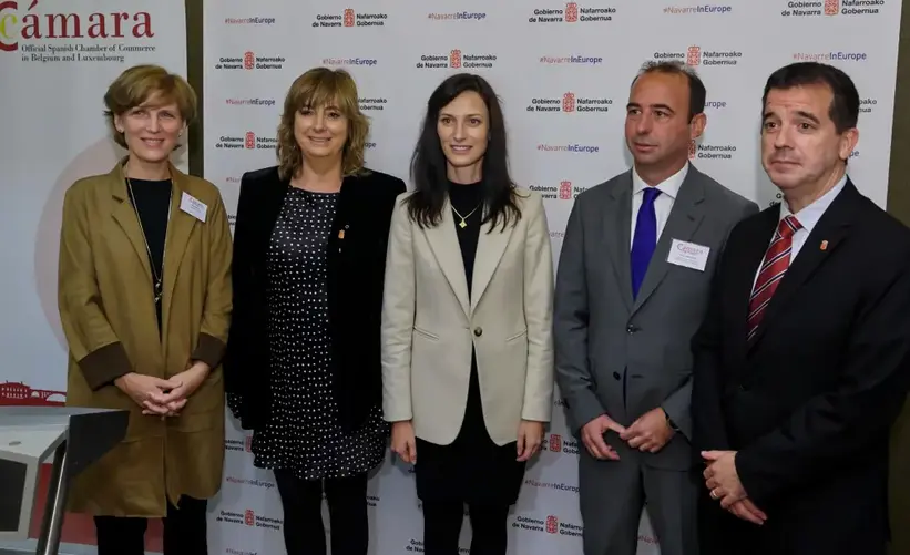 El consejero de Desarrollo Econ&oacute;mico y Empresarial del gobierno de Navarra, Mikel Irujo (d), la consejera de Relaciones Ciudadanas, Ana Ollo Hualde (2i), la rectora de la Universidad de Navarra, Mar&iacute;a Iraburu (i) y el presidente de la C&aacute;mara de Comercio de Espa&ntilde;a en B&eacute;lgica y Luxemburgo, Pablo L&oacute;pez &Aacute;lvarez (2d), mantienen un encuentro con la comisaria europea de Innovaci&oacute;n, Investigaci&oacute;n, Cultura, Educaci&oacute;n y Juventud, Mariya Gabriel (c), este martes en Bruselas (B&eacute;lgica). EFE/ Horst Wagner