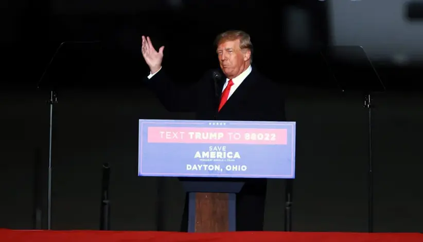 El expresidente estadounidense Donald J. Trump habla en un mitin en el Aeropuerto Internacional de Dayton en Vandalia, Ohio. EFE/Mark Lyons