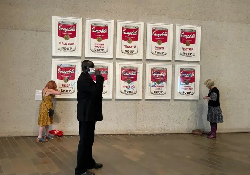 "Latas de sopa Campbell" del artista estadounidense Andy Warhol, atacada por activistas en la Galer&iacute;a Nacional de Camberra (Australia). EFE/ Stop Fossil Fuel Subsidies