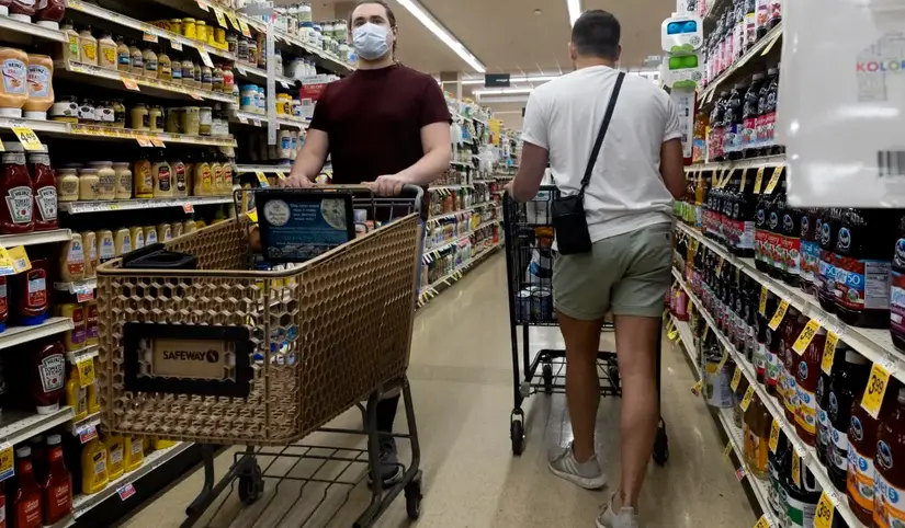 Clientes realizan compras en un supermercado de EE.UU., en una fotograf&iacute;a de archivo. EFE/Michael Reynolds
