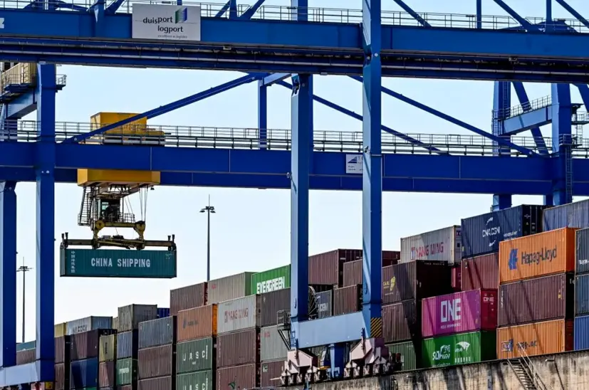 Contenedores en el puerto alem&aacute;n de Duisburg. EFE/EPA/Sascha Steinbach
