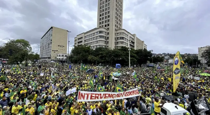 Protesta de seguidores del expresidente de Brasil , Jair Bolsonaro, convocada el pasado 2 de noviembre frente al Comando Militar del Este, en R&iacute;o de Janeiro. EFE/ Antonio Lacerda