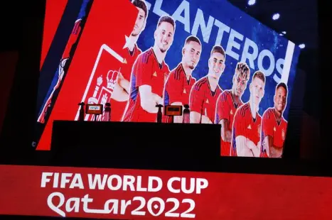 Una pantalla muestra a los delanteros Ferr&aacute;n Torres, Pablo Sarabia, Yeremy Pino, &Aacute;lvaro Morata, Asensio, Nico Williams, Ansu Fati y Dani Olmo durante la presentaci&oacute;n. Juan Carlos hifalgo