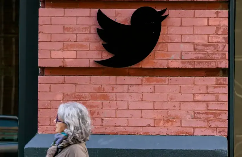 Una mujer camina frente a la oficina de Twitter en Nueva York (EE.UU.) EFE/EPA/Justin Lane