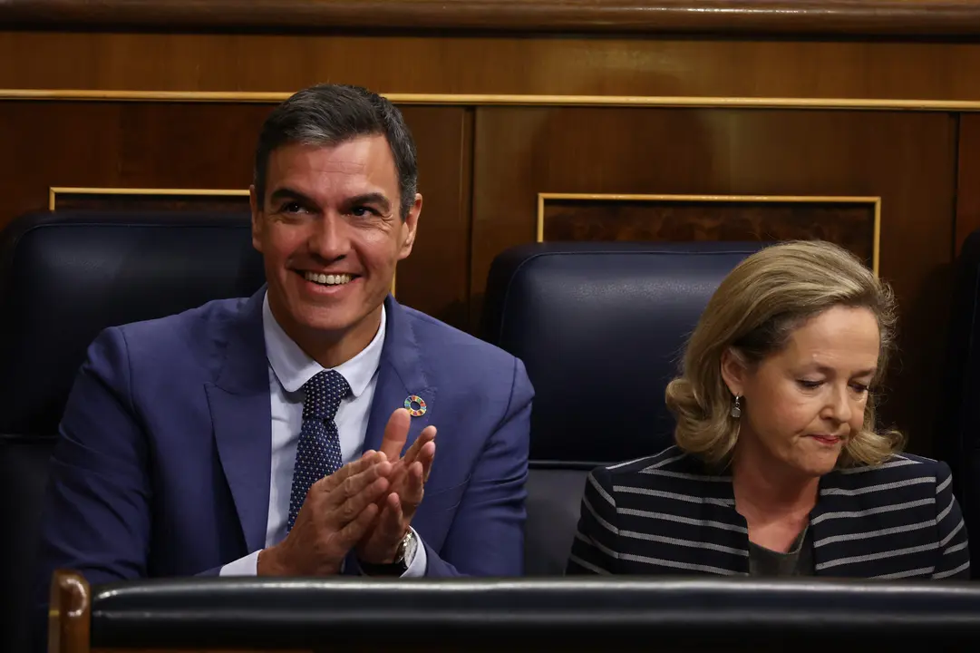 El presidente del Gobierno, Pedro S&aacute;nchez y la vicepresidenta primera y ministra de Asuntos Econ&oacute;micos y Transformaci&oacute;n Digital, Nadia Calvi&ntilde;o,