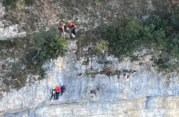 Rescate en la v&iacute;a ferrata de Valderredible. / ALERTA