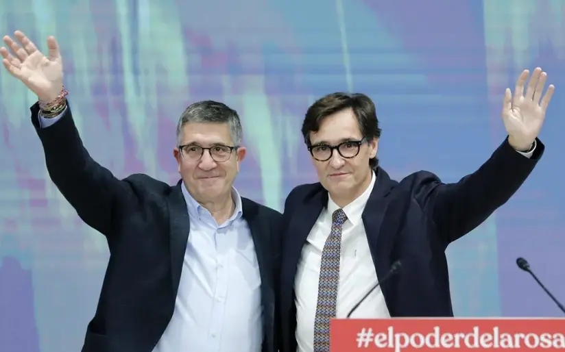 El primer secretario del PSC, Salvador Illa, acompa&ntilde;ado por el portavoz del PSOE en el Congreso, Patxi L&oacute;pez, durante un acto organizado por el partido socialista de Catalu&ntilde;a. EFE / Andreu Dalmau