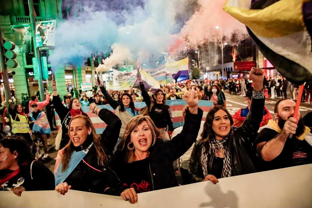 La activista por los derechos trans, Mar Cambroll&eacute;, junto a varias manifestantes durante una marcha convocada por &lsquo;Federaci&oacute;n Plataforma Trans&rsquo;. / Carlos Luj&aacute;n