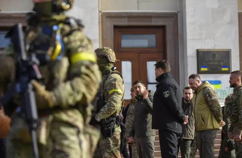 El presidente ucraniano, Volodymyr Zelensky (centro), habla con la prensa mientras visita la ciudad recuperada de Jers&oacute;n este lunes. EFE/EPA/Oleg Patrsyuk