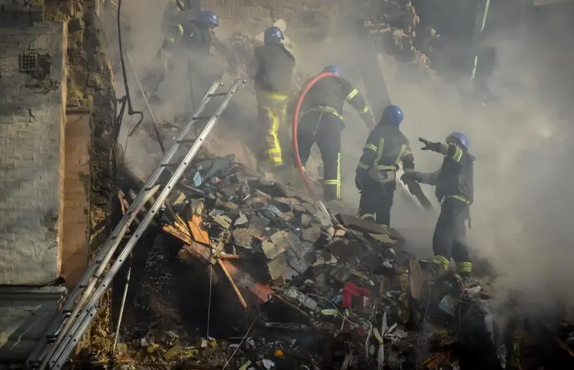 amazon Rescatistas ucranianos trabajan en la limpieza de los escombros de un edificio residencial destruido por un ataque con drones rusos en el centro de Kiev el 17 de octubre. EFE/EPA/OLEG PETRASYUK