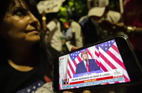 Los partidarios del expresidente de los Estados Unidos, Donald Trump, escuchan su discurso donde anuncia su candidatura a la Presidencia de EE.UU. EFE/EPA/CRISTOBAL HERRERA-ULASHKEVICH